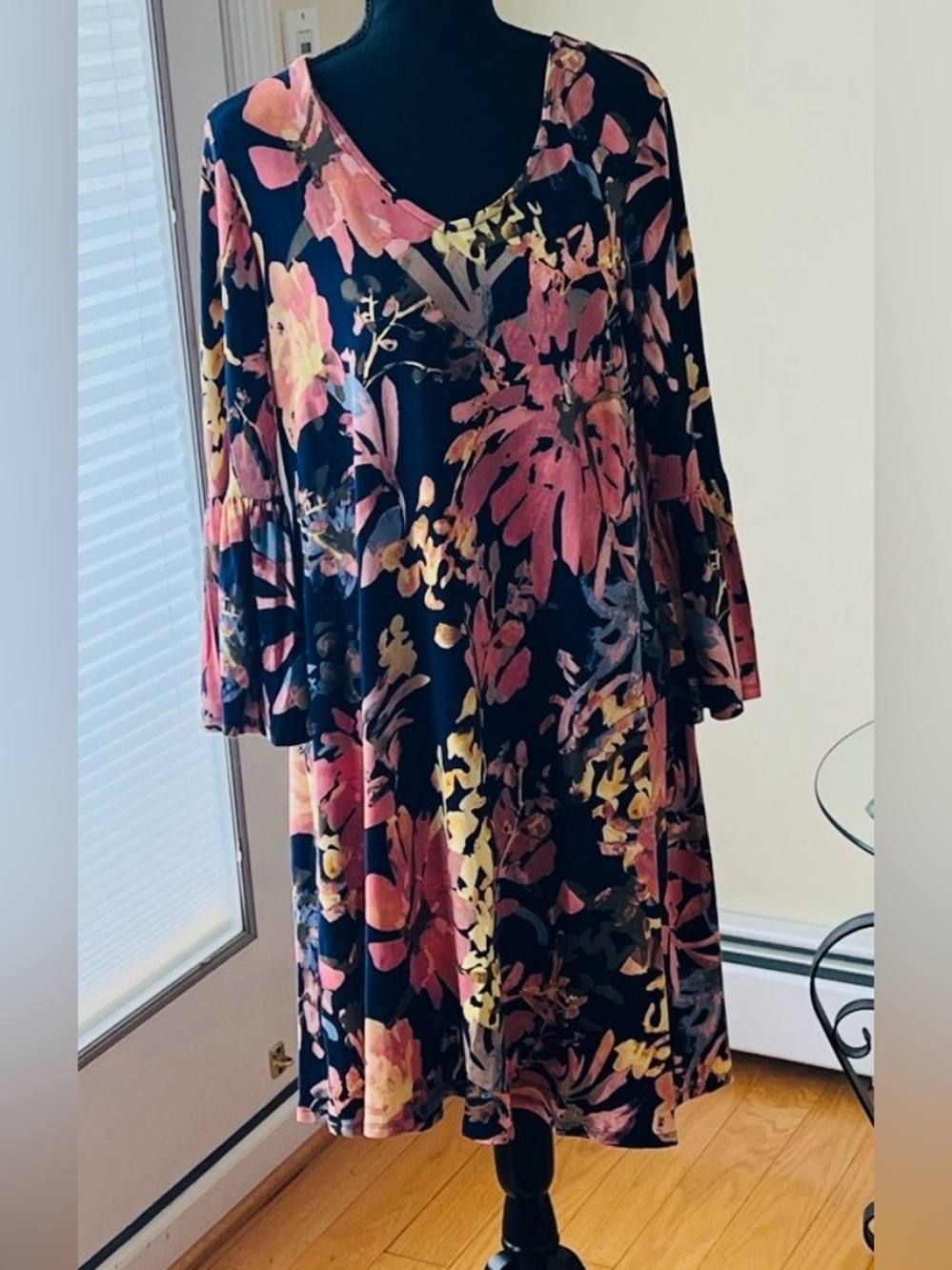 New Directions Very cute flowery design midi dress